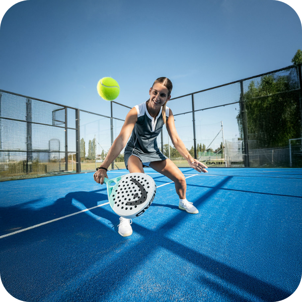 Vrouw op een padel veld met een Head Gravity padel racket
