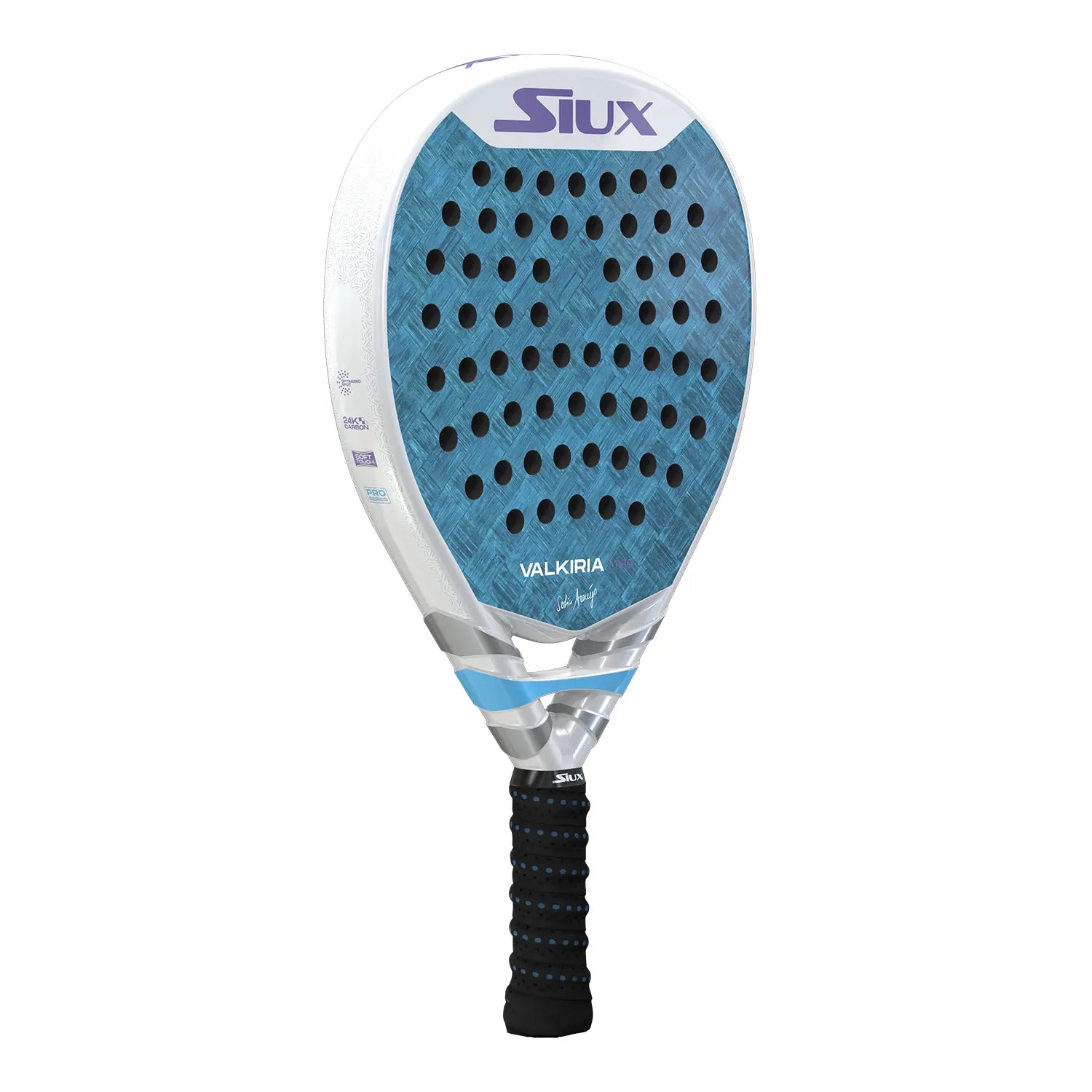 Schuin vooraanzicht Siux Valkiria Pro 2025 padelracket – hybride model met 24K aluminized carbon, Soft EVA-kern en glanzende blauw-witte afwerking.