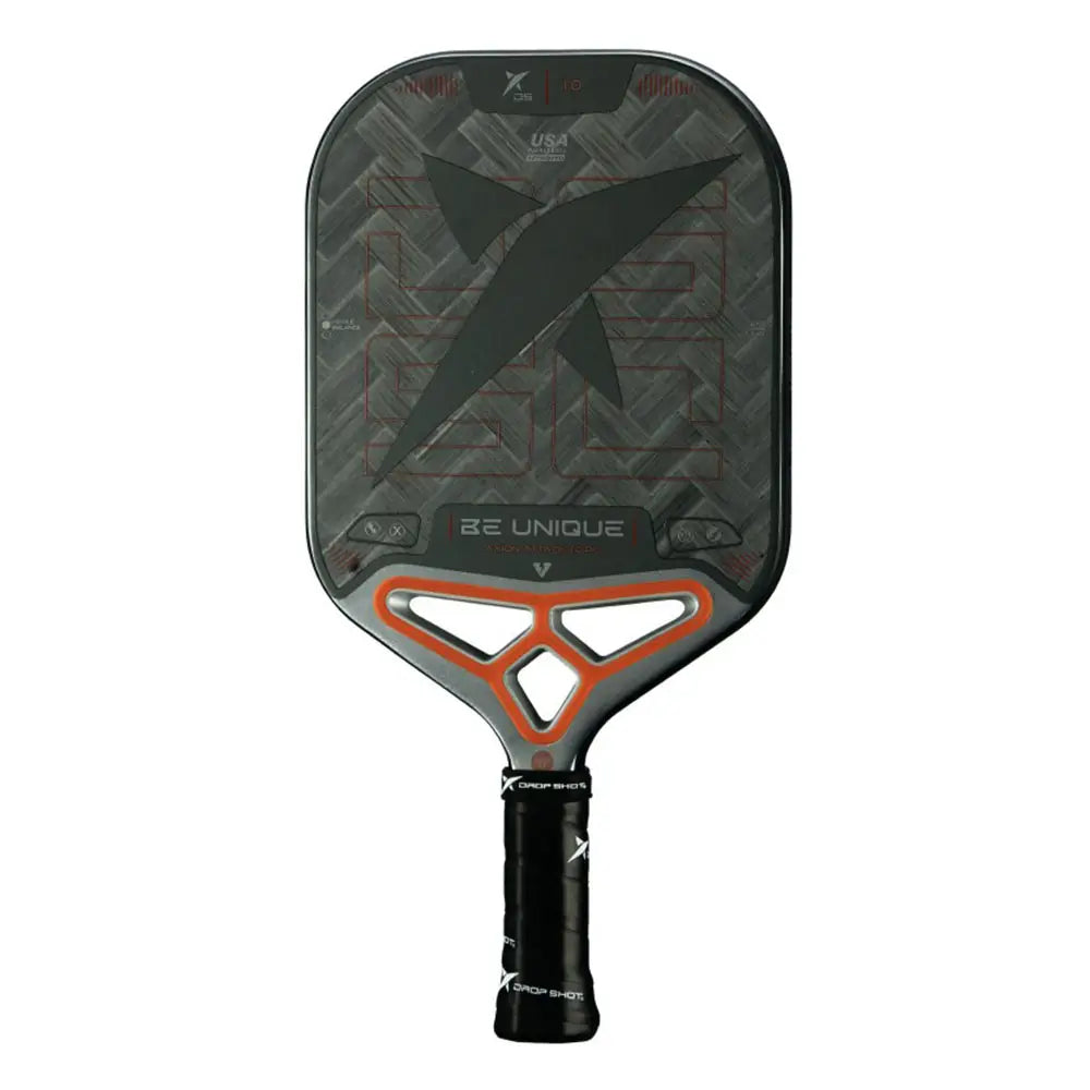 Vooraanzicht Drop Shot Axion Attack 1.0 pickleballracket – 24K Carbon Twill Silver, honeycomb-kern en siliconen insert voor power en spin.