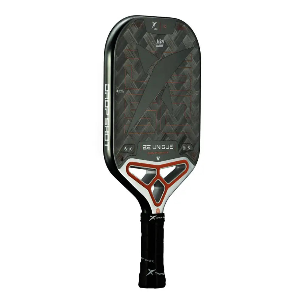 Schuin vooraanzicht Drop Shot Axion Attack 1.0 pickleballracket – 24K Carbon Twill Silver, honeycomb-kern en siliconen insert voor power en spin.