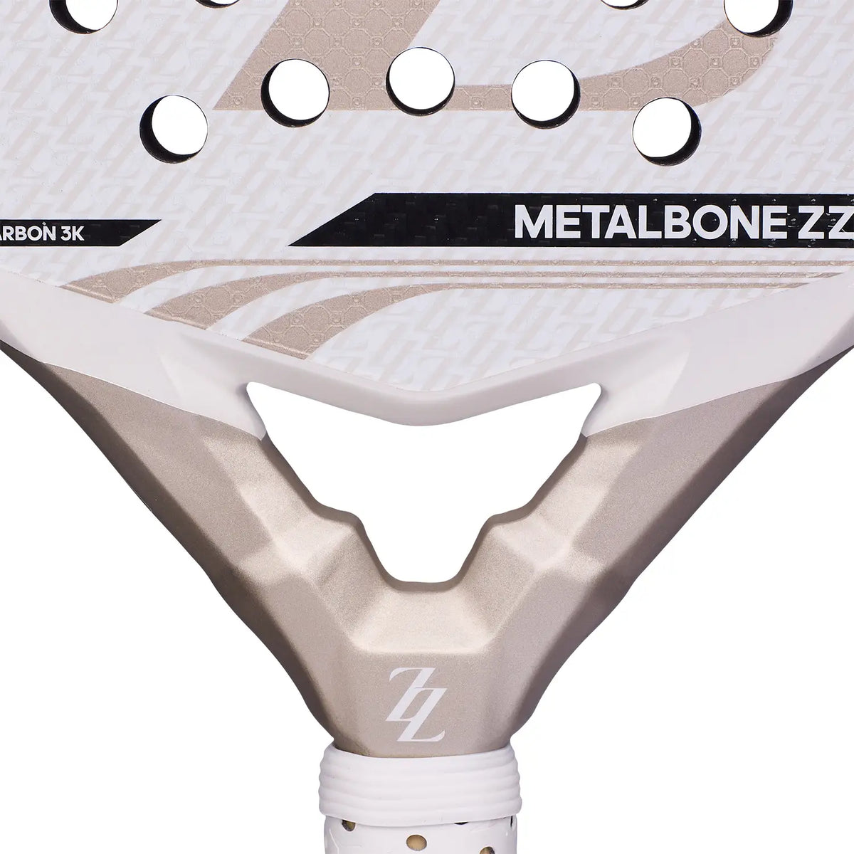 Detail kader witte padel racket Adidas Metalbone ZZ Carbon 2026 met goudkleurig Adidas logo
