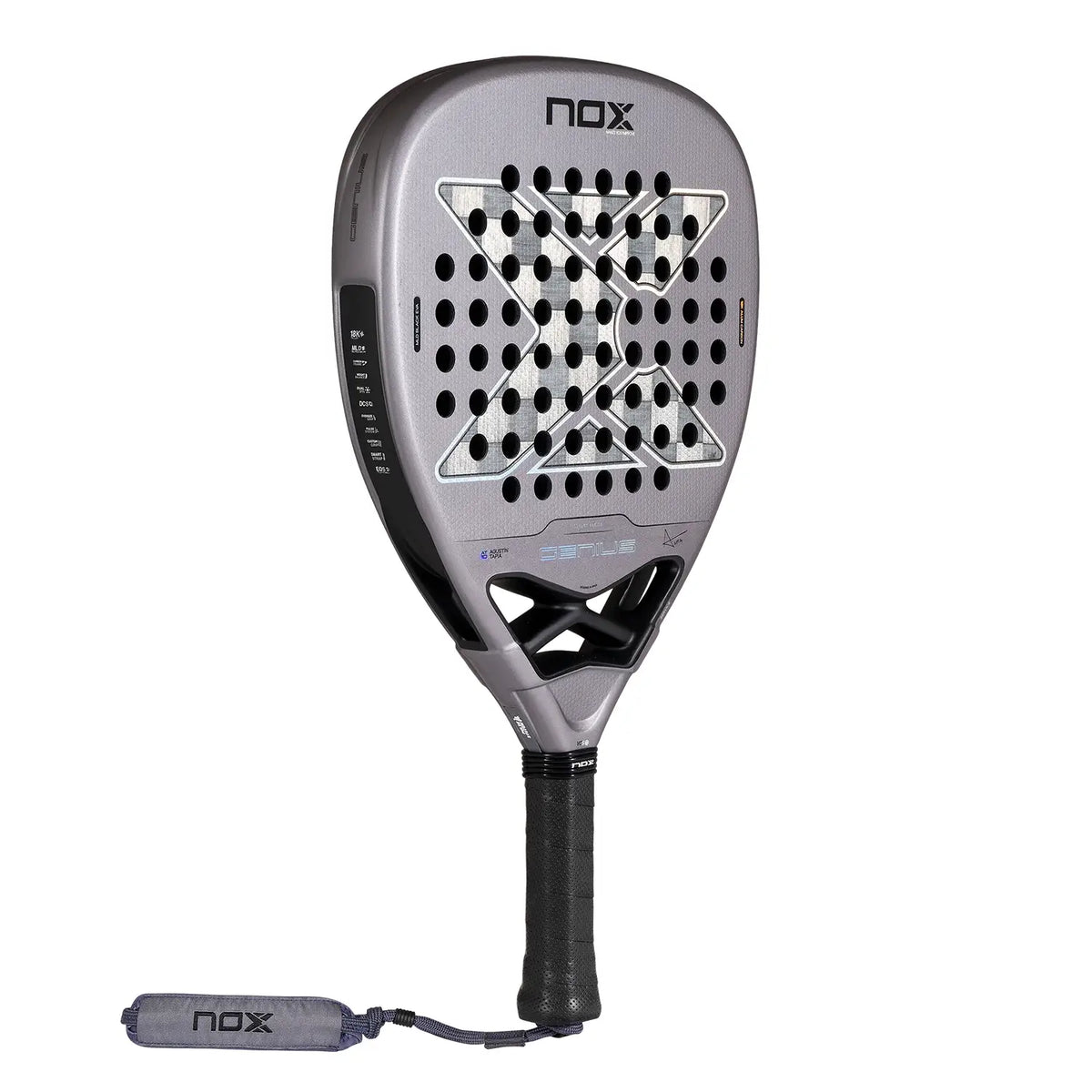 Schuin vooraanzicht Nox Attack 18k 2027 grijs padel racket met lichter grijs X logo op het slagoppervlak.