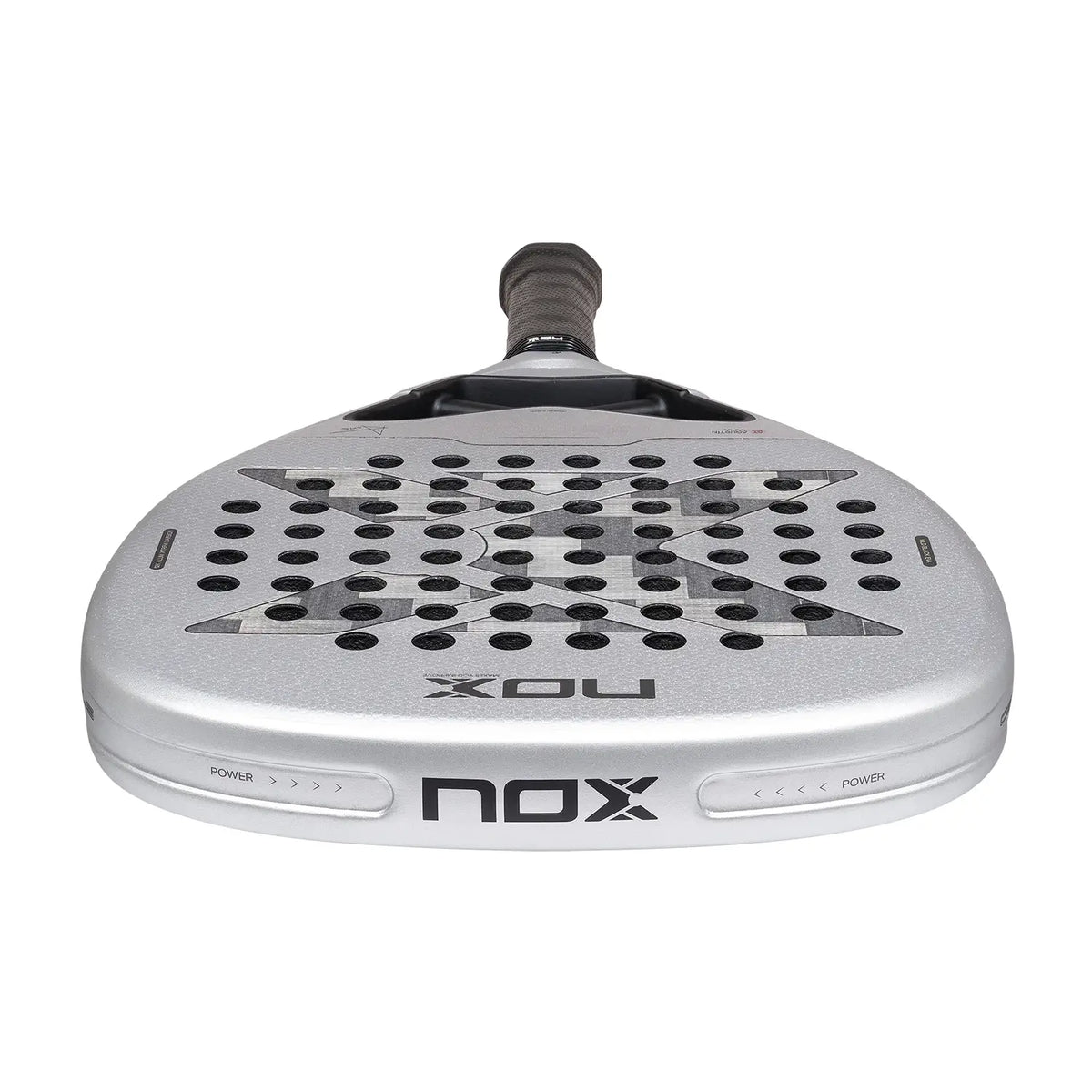 Bovenaanzicht Nox Attack 12k 2027 licht grijs padel racket met donkerder grijze x op het slagoppervlak.