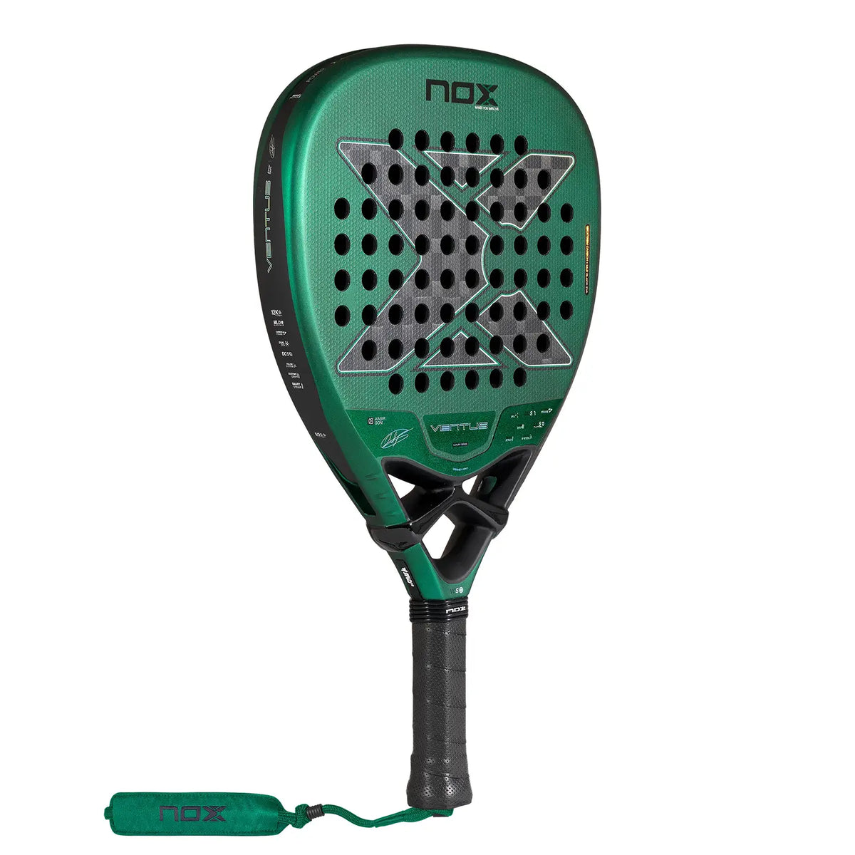 Schuin vooraanzicht Nox Ventus Attack 12k 2027 felgroene padel racket met zwarte x op het slagoppervalk en zwart handvat.