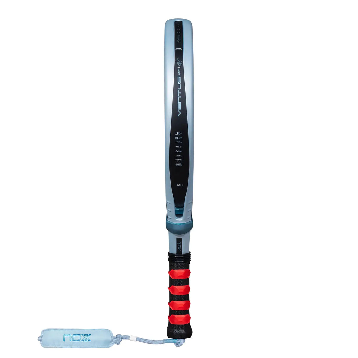Zijaanzicht Nox Ventus Control 12k 2027 lichtblauwe padel racket met zwarte X op het slagoppervlak en zwart handvat.