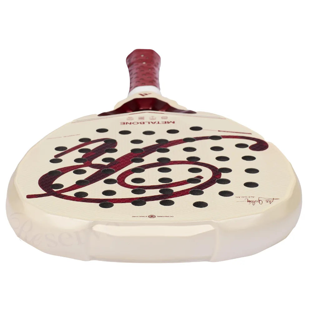 Bovenaanzicht Adidas Metalbone Reserve LTD 2026 witte padel racket met donkerrood logo R op het slagoppervlak en rood handvat.
