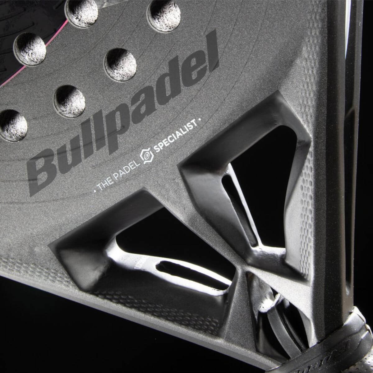 Detail Bullpadel Hack 04 26 padelracket – hybride vorm met 18K Aluminized Carbon, Multieva-kern en 3D Grain voor power en controle in counterattacks.