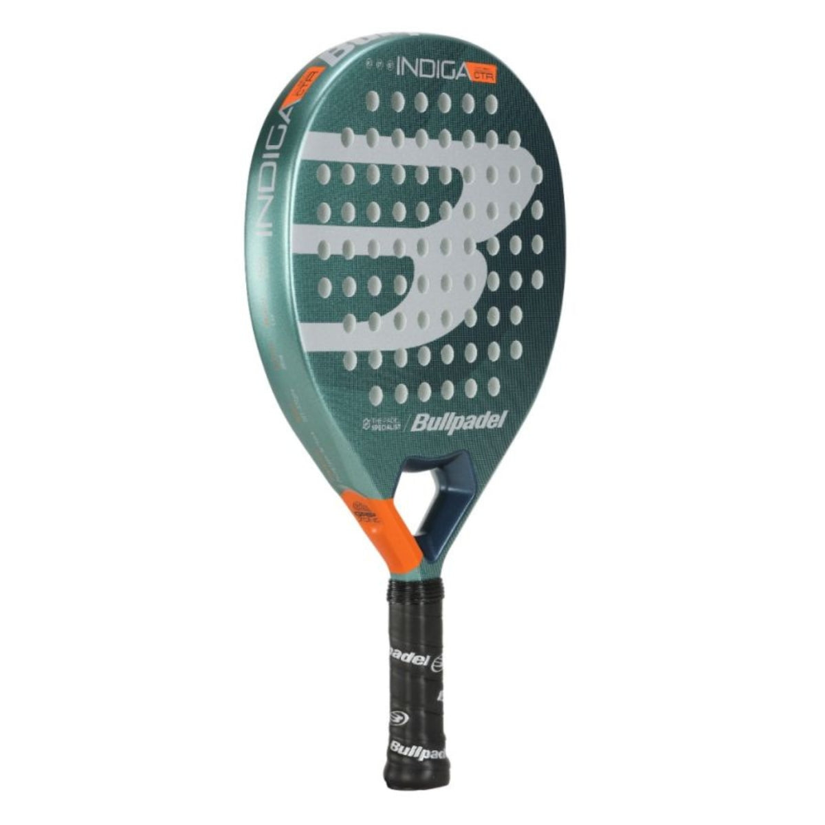 Padelracket Bullpadel Indiga Control 25 met groen frame, oranje accenten en wit Bullpadel-logo, ronde vorm met glasvezel blad schuin vooraanzicht