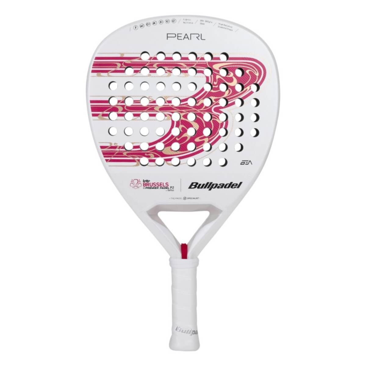 Vooraanzicht van het Bullpadel PEARL LTD Brussels Edition 2024 padelracket met parelwitte afwerking, gouden en bordeauxrode accenten, en zichtbaar 3D-structuur op het slagoppervlak.