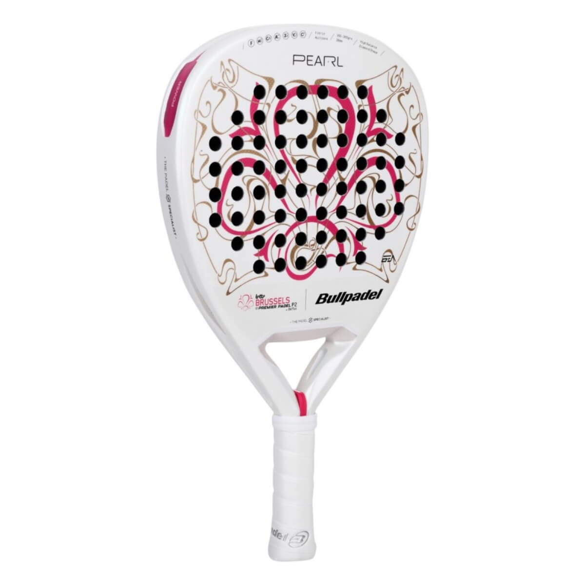 Schuin vooraanzicht van het Bullpadel PEARL LTD Brussels Edition 2024 padelracket met parelwitte afwerking, gouden en bordeauxrode accenten, en zichtbaar 3D-structuur op het slagoppervlak.