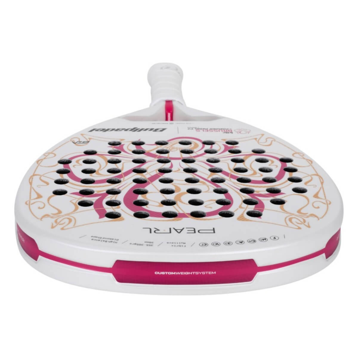 Bovenaanzicht van het Bullpadel PEARL LTD Brussels Edition 2024 padelracket met parelwitte afwerking, gouden en bordeauxrode accenten, en zichtbaar 3D-structuur op het slagoppervlak.