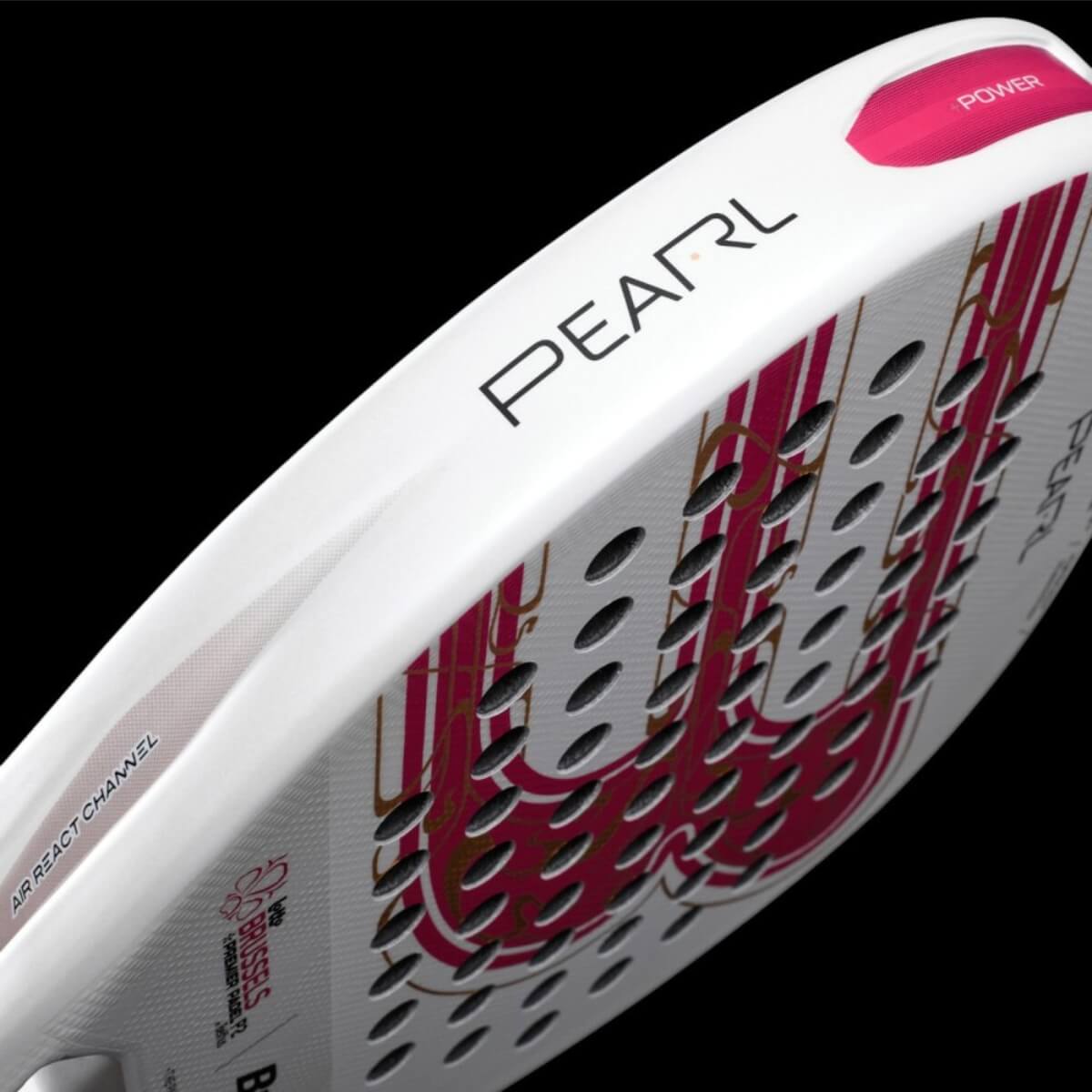 Close-up van de zijkant van de Bullpadel PEARL LTD Brussels Edition 2024, met zicht op het profiel van 38 mm en gouden accenten langs het frame.