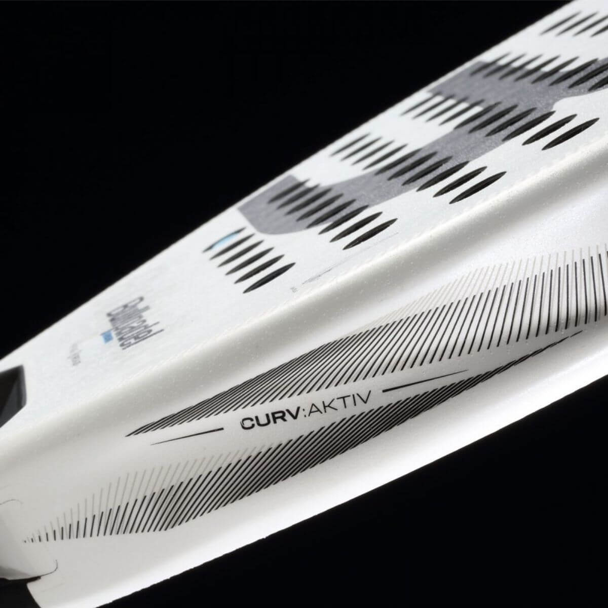 Detail van het Bullpadel Vertex 05 2026 padelracket – diamantvormig racket in zwart-witdesign, met ruwe Top Spin-afwerking en geavanceerde technologieën voor power en controle.