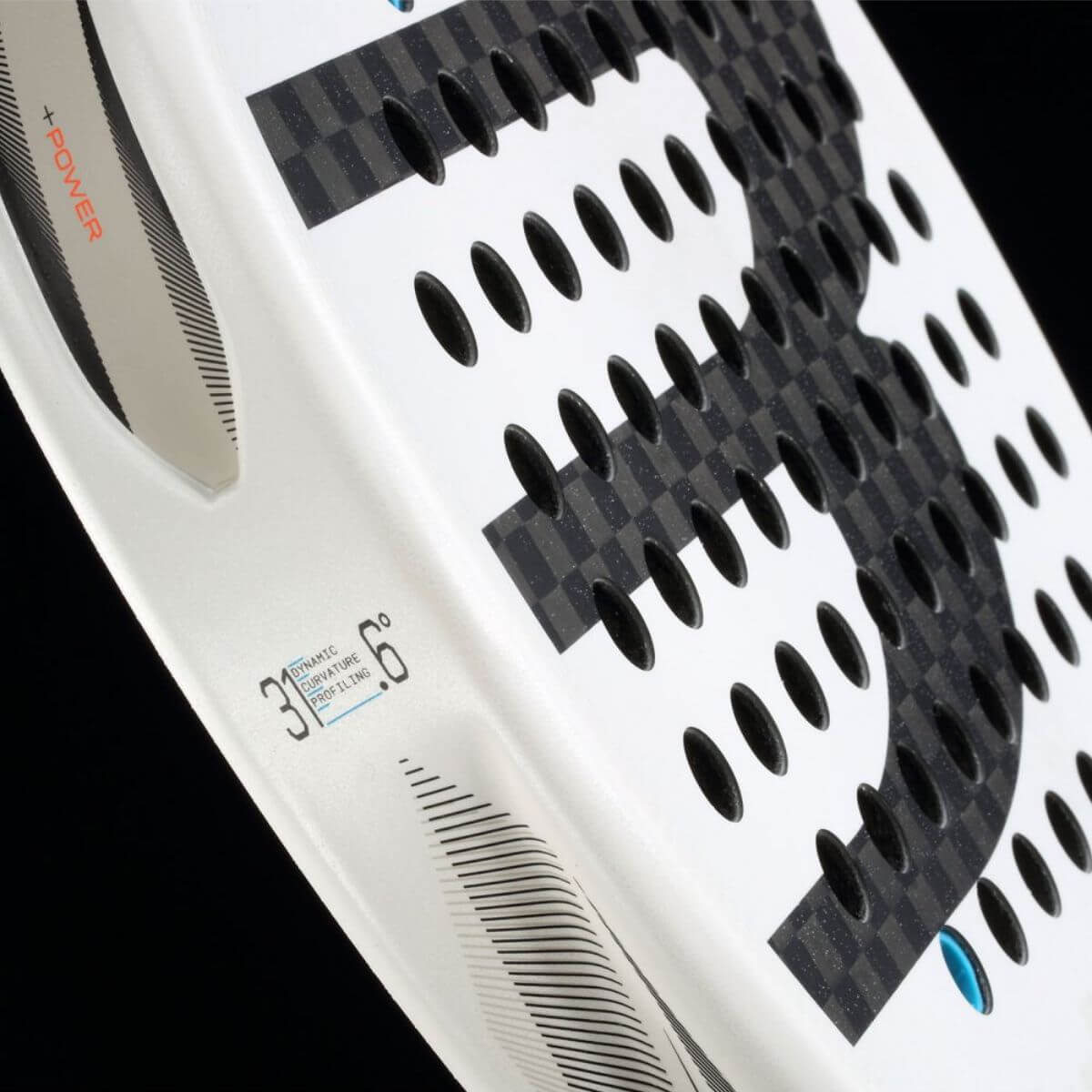 Detail van het Bullpadel Vertex 05 2026 padelracket – diamantvormig racket in zwart-witdesign, met ruwe Top Spin-afwerking en geavanceerde technologieën voor power en controle.