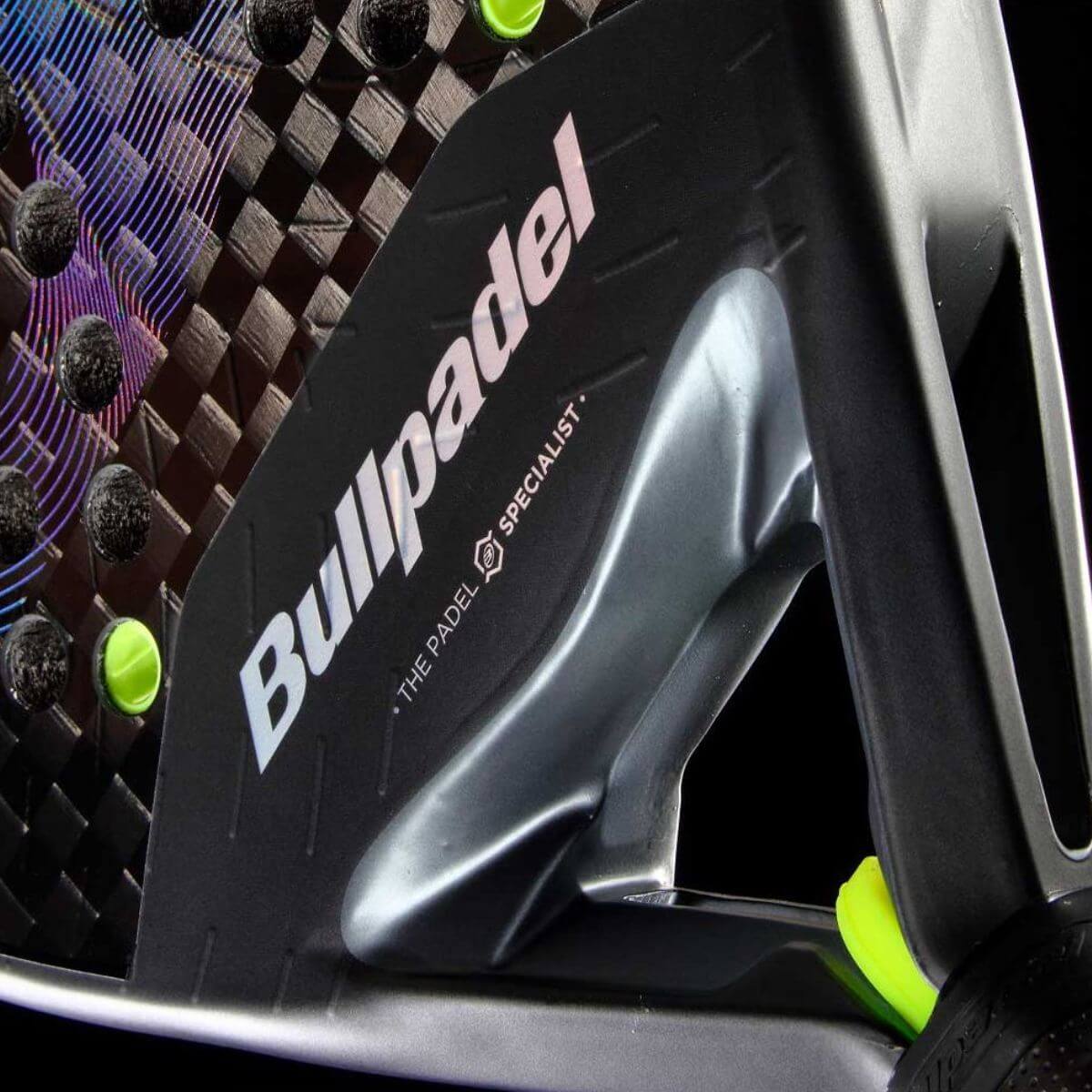 Detail Bullpadel XPLO 2026 padelracket – geometrisch gevormd racket in zwart/grijs modern design met Xtend Carbon 12K en 3D Grain-afwerking voor ultieme kracht en spin.