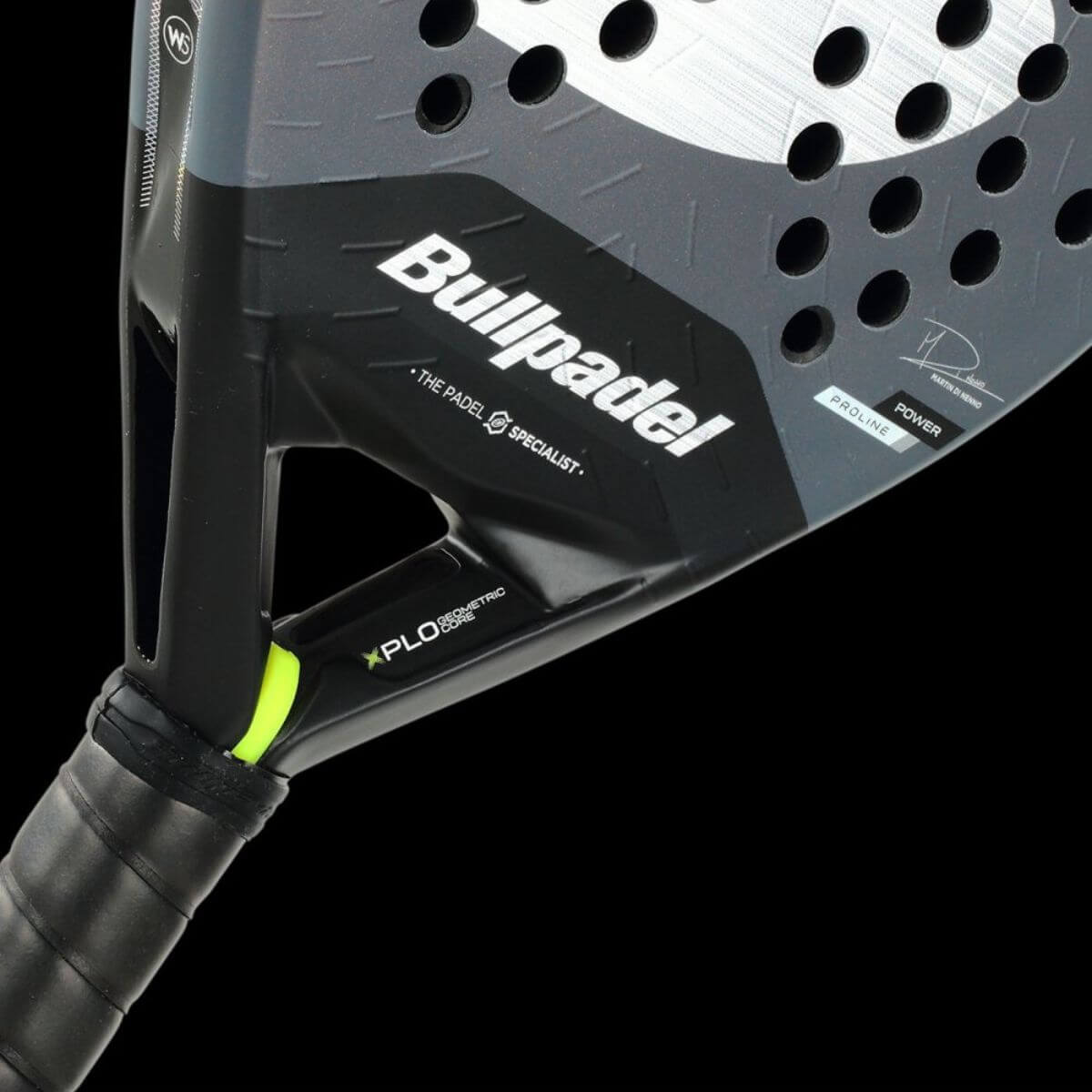 Detail grijze Bullpadel XPLO CMF 26 padelracket – Geometric vorm met Fibrix-blad, Multieva-kern en 3D Grain. Explosieve power met ultiem comfort.