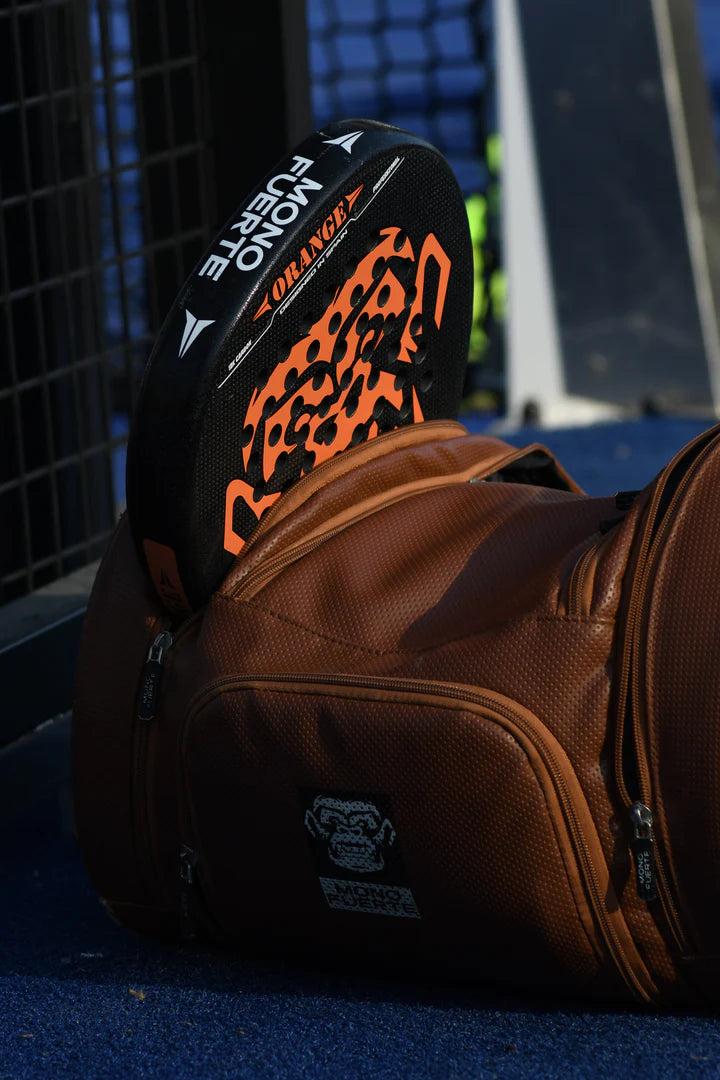Cognac padel tas met wit aap logo