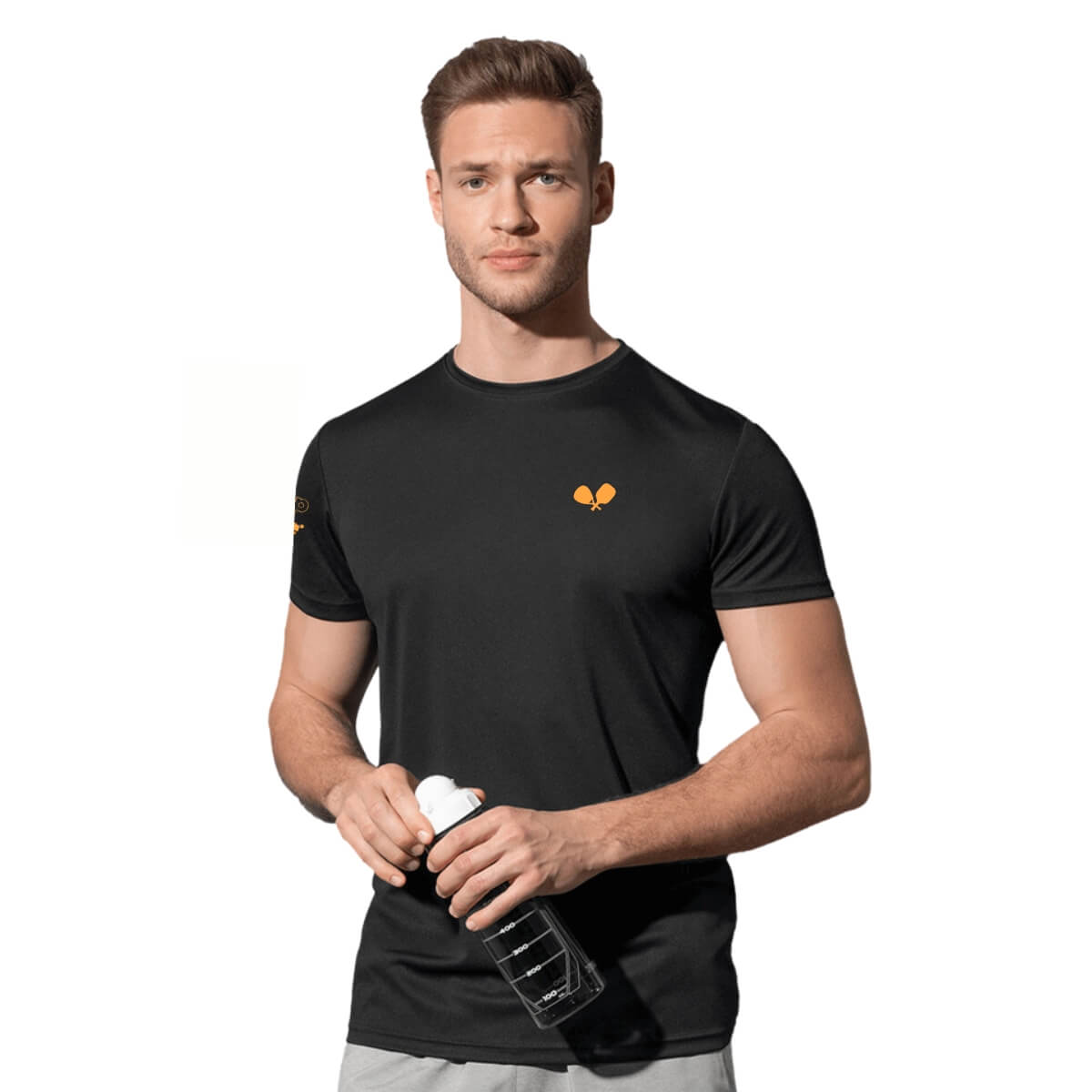 Man met zwart sport t-shirt met daarop oranje logo op de borst. Het logo zijn een padel en pickleball racket gekruist