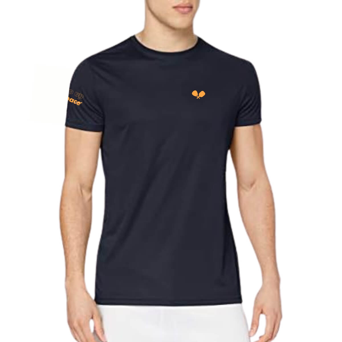 Man met zwart sport t-shirt met daarop oranje logo op de borst. Het logo zijn een padel en pickleball racket gekruist. Op de rechtermouw staat in het oranje de slogan Keep Up The Pace