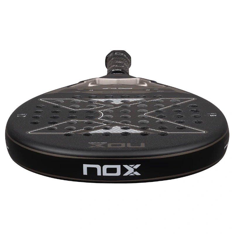 Bovenaanzicht zwart padel racket NOX AT10 Pro Cup Hard 2026 met donker bruine details