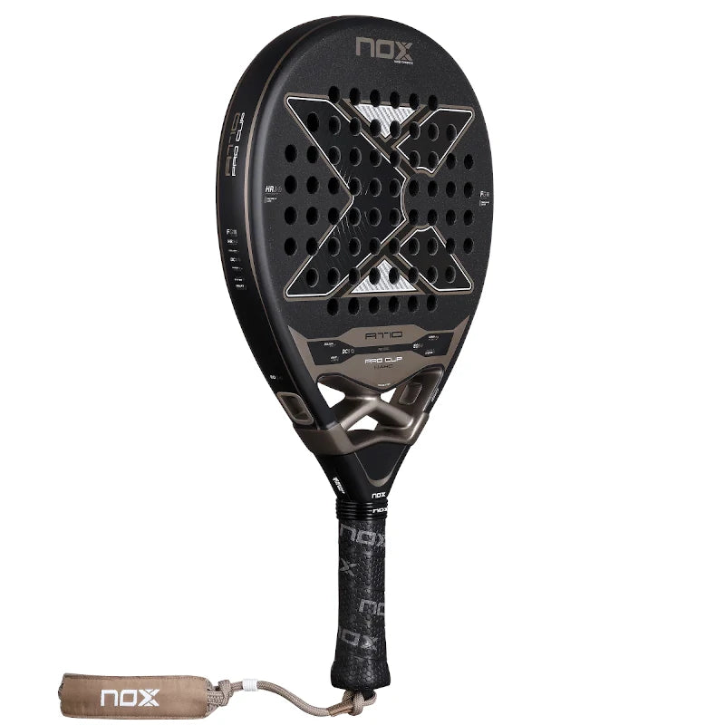 Schuin vooraanzicht zwart padel racket NOX AT10 Pro Cup Hard 2026 met donker bruine details