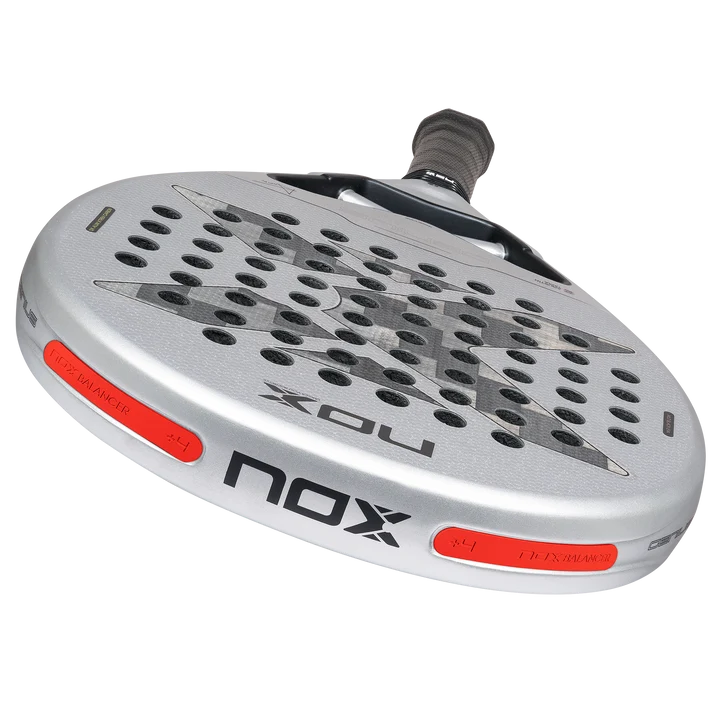 Bovenaanzicht licht grijze padel racket Nox Genius 12k 2027