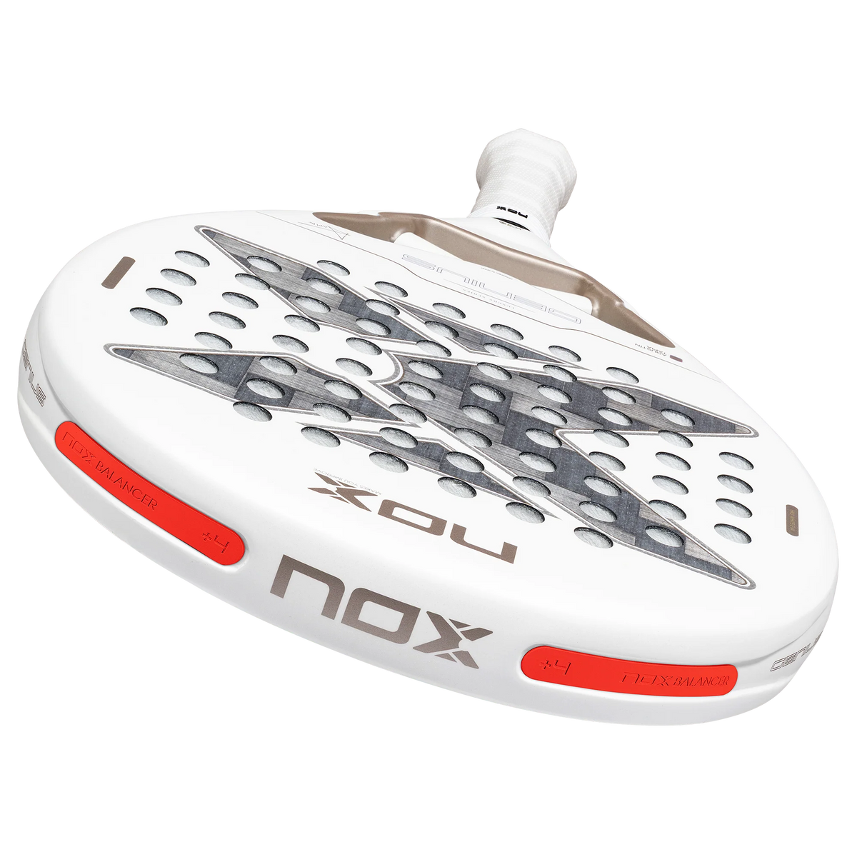 Bovenaanzicht met rode gewichten wit padel racket Nox Genius 12k Lite 2027 met licht grijs Nox logo en bronzen details rond de rand van de kader