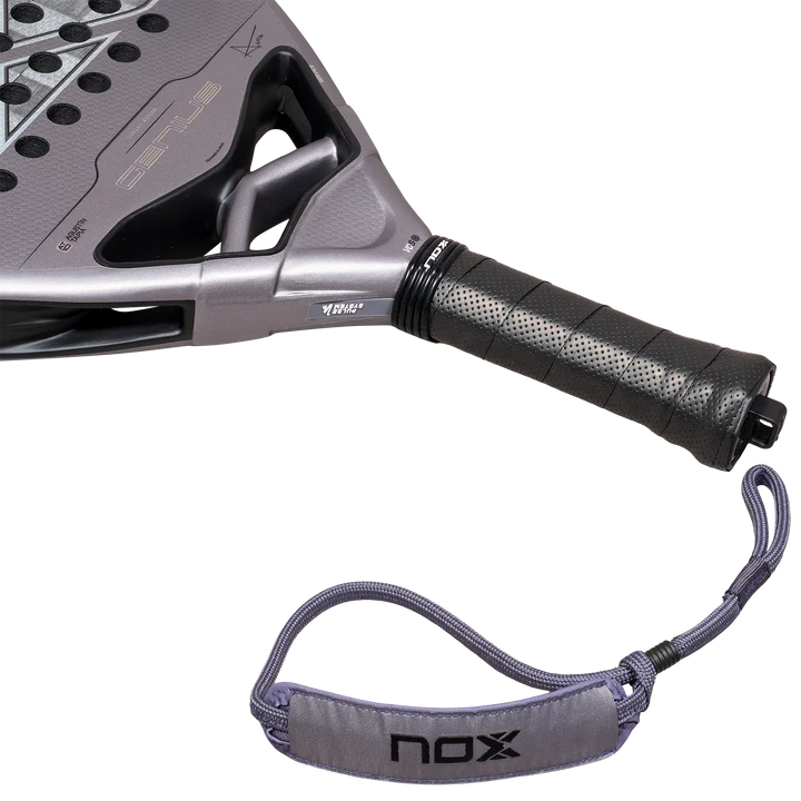 Handvat licht grijs padel racket Nox Genius 18k 2027