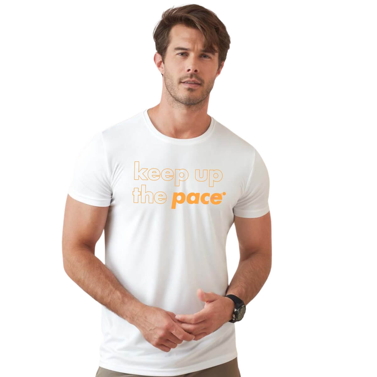 Vooraanzicht van het witte Pace Sports-T herenshirt in slim fit, met de slogan ‘Keep up the pace’ in het oranje op de borst en het Pace-logo subtiel op de rechtermouw.
