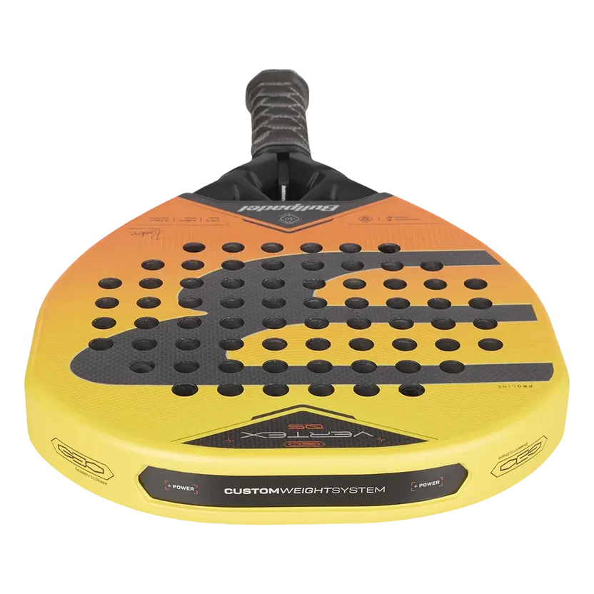 Bovenaanzicht Bullpadel Vertex 05 Geo 2027 gele padel racket met oranje accenten en zwart Bullpadel logo.