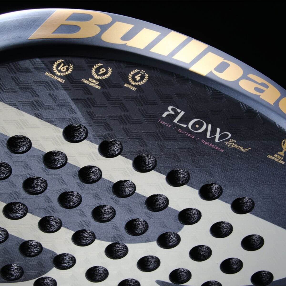 Detail Bullpadel Flow Legend padelracket – diamantvormig racket, zwart-goud design van Alejandra Salazar met Fibrix-blad en Multieva-kern.