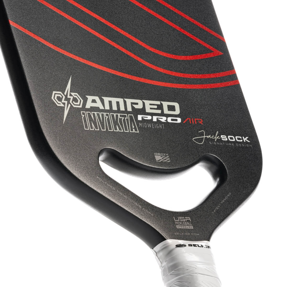 Selkirk Amped Pro Air Invikta pickleball paddle zwart met rood logo Selkirk close-up slagoppervlak.