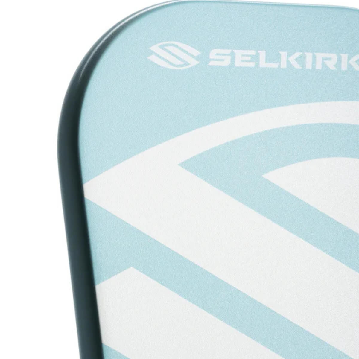 Close-up van het slagoppervlak van de licht blauwe Selkirk AMPED Pro Air Invikta pickleball racket met groot wit Selkirk-logo op het blad.