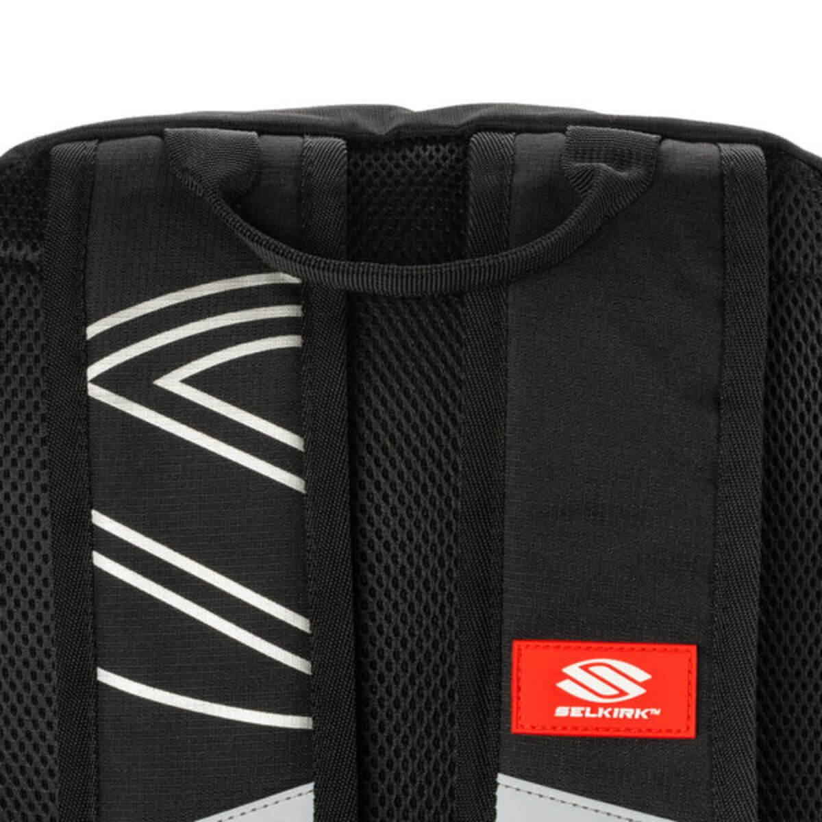 Detail van de zwarte Selkirk Pickleball rugzak met wit Selkirk opschrift en wit Selkirk logo.