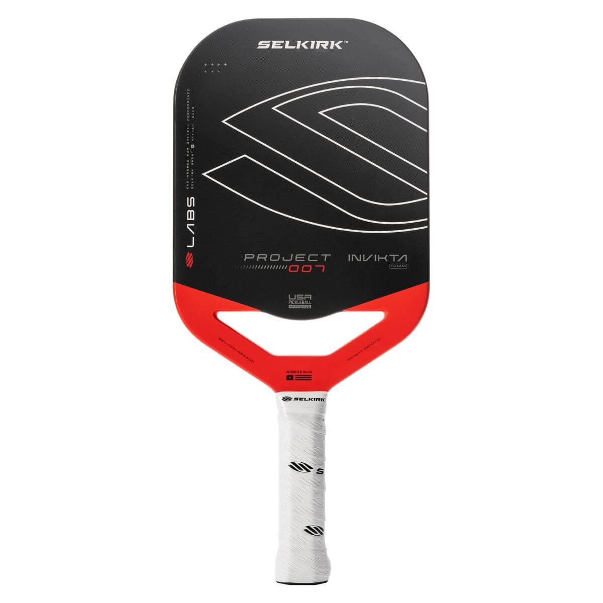 Vooraanzicht van de Selkirk LABS 007 Invikta pickleball paddle, zwart blad met rode onderzijde, wit handvat en het Selkirk-logo in zwart met witte omlijning op het slagooppervlak.