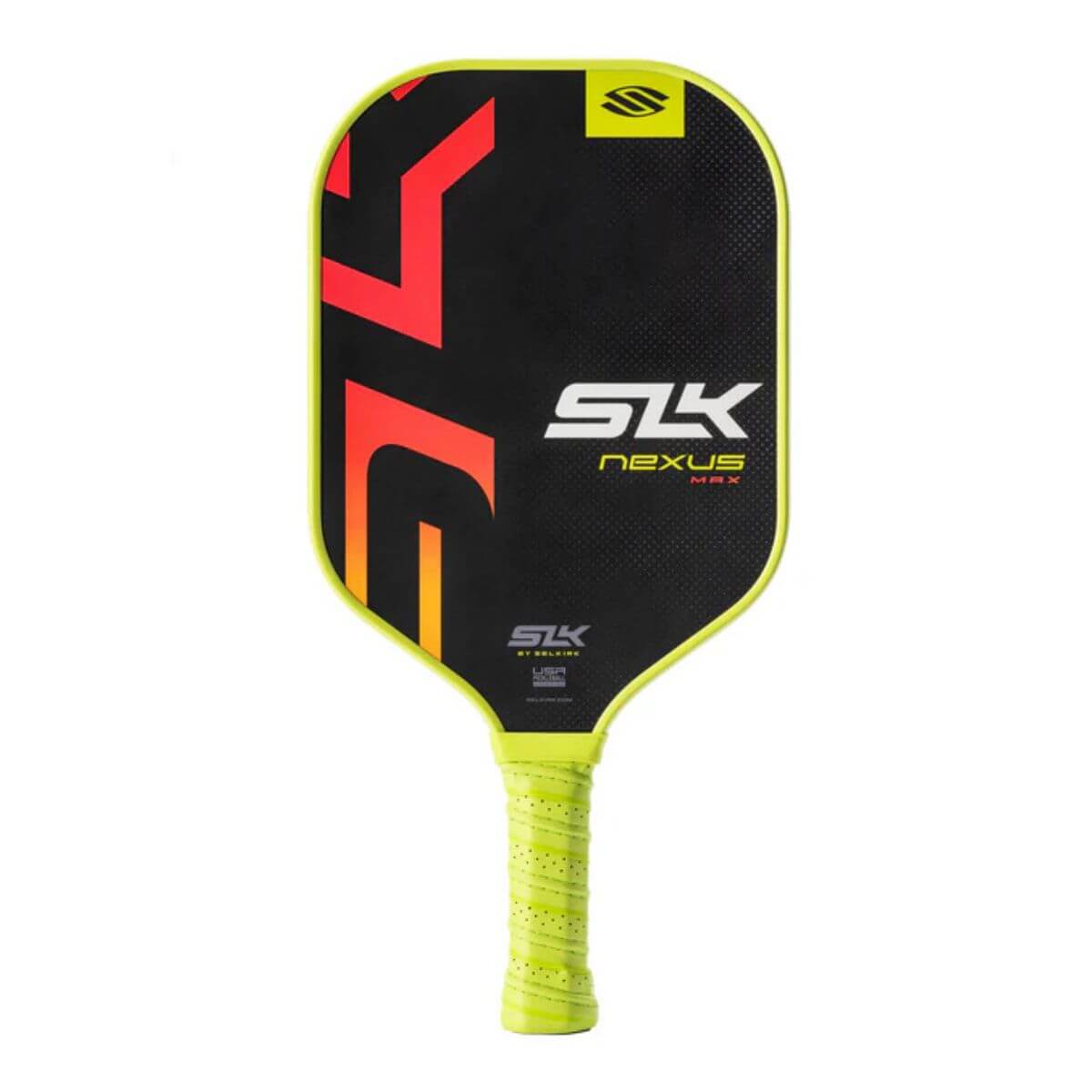 Vooraanzicht van een zwarte pickleball racket met gele rand en geel handvat. Op het slagoppervlak staan rode/oranje letters.
