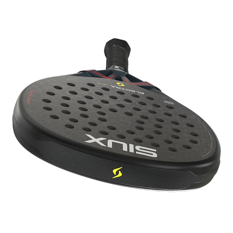 Bovenaanzicht Siux Electra Pro 2026 Shadow Red: druppelvormige zwart pro racket met 12K carbon, EVA-kern, medium balans en Switch Strap. Hybride power & controle voor gevorderde spelers.