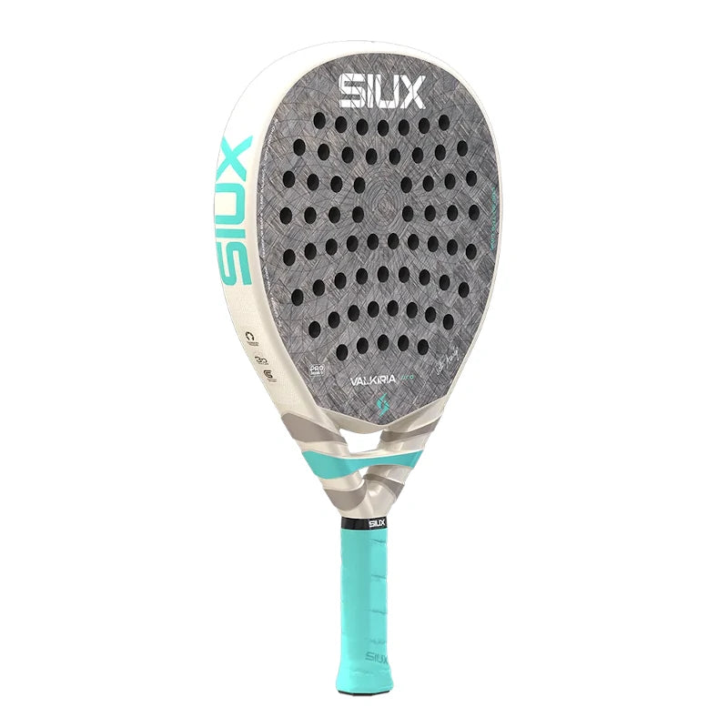 Schuin vooraanzicht Siux Valkiria Pro 2026 – Ontworpen met Sofía Araújo. Dames padelracket met 24K Carbon, EVA High Density-kern en 3D-sand finish