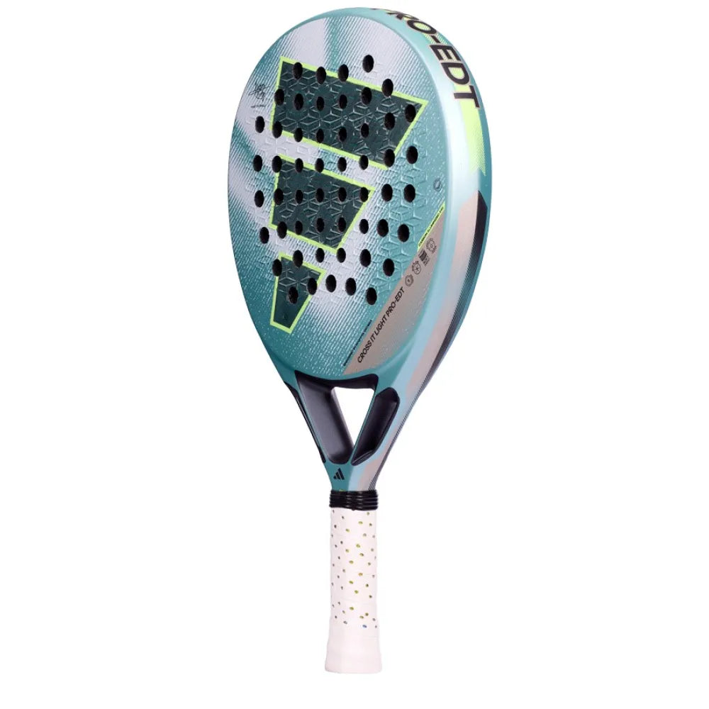 Schijn vooraanzicht padel racket Adidas Cross It Light Pro EDT 2026, lichtblauw racket met grijs blauw Adidas logo met fluo gele details en wit handvat