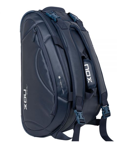 Donker blauwe padeltas met wit Nox logo op de zijkant, aanzicht schuin links boven