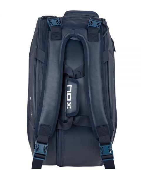Donker blauwe padeltas met wit Nox logo op de zijkant, bovenaanzicht