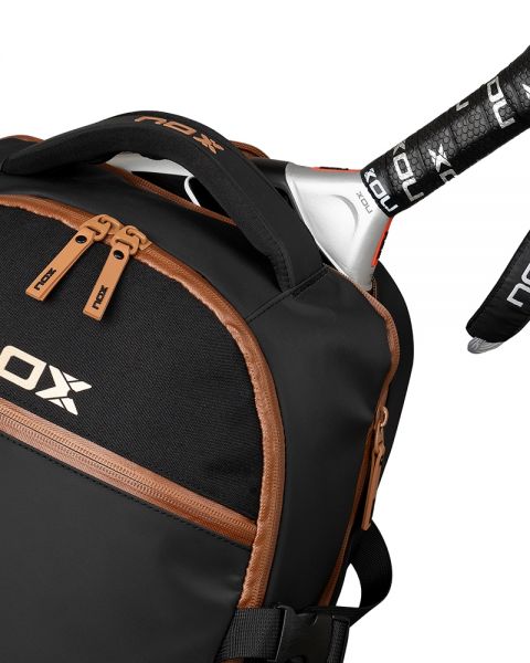 Detail racketvak zwarte padelrugzak van Nox met bruine accenten