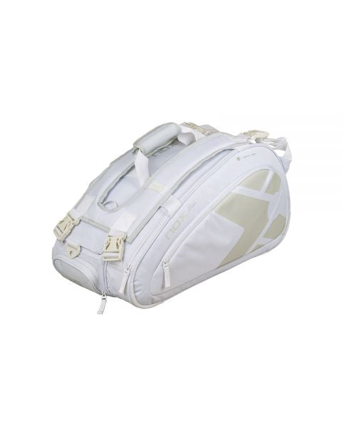 Schuin vooraanzicht witte Nox padel tas met gouden Nox logo