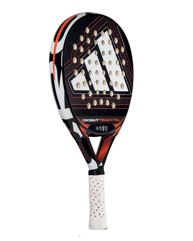 Schuin vooraanzicht Adidas Cross It Team 2026 – Power & Controle voor Gevorderde Spelers