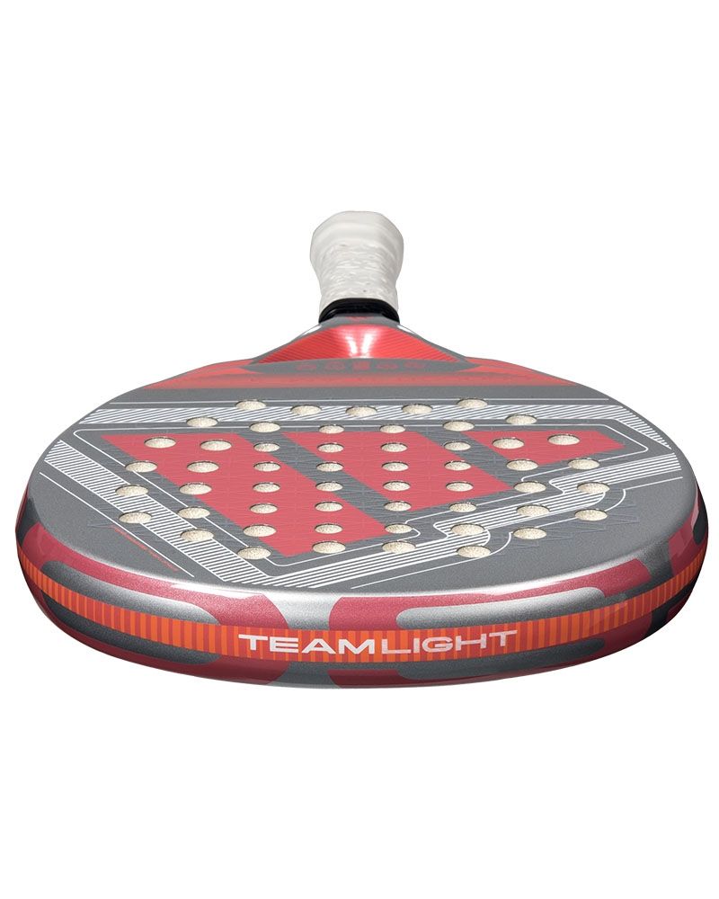 Schuin bovenaanzicht Adidas Cross It Team Light 2026: lichtgrijs padelracket (345–360 g) met ronde vorm en roze Adidas logo.