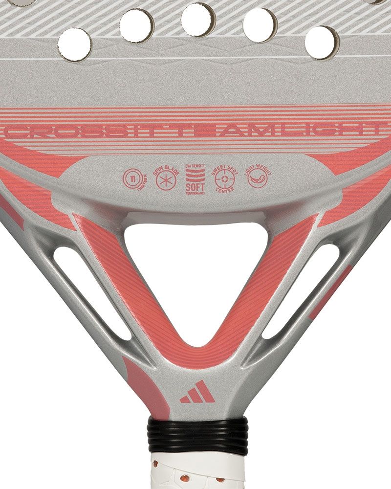 Detail kader Adidas Cross It Team Light 2026: lichtgrijs padelracket (345–360 g) met ronde vorm en roze Adidas logo.