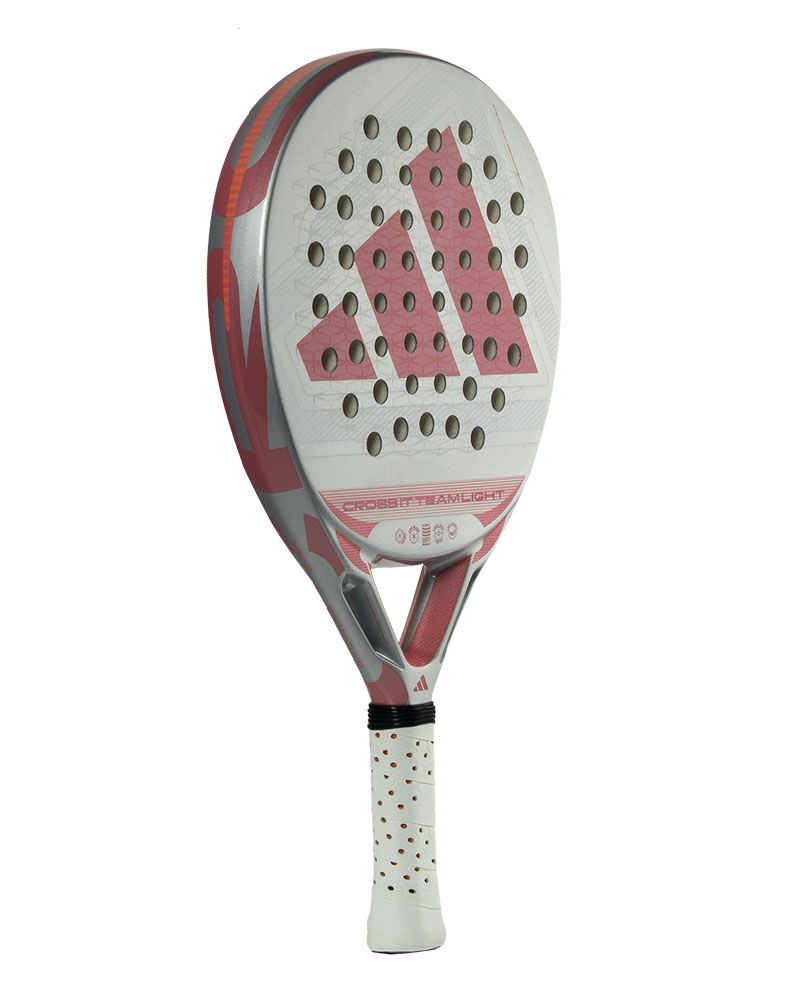 Schuin vooraanzicht Adidas Cross It Team Light 2026: lichtgrijs padelracket (345–360 g) met ronde vorm en roze Adidas logo.