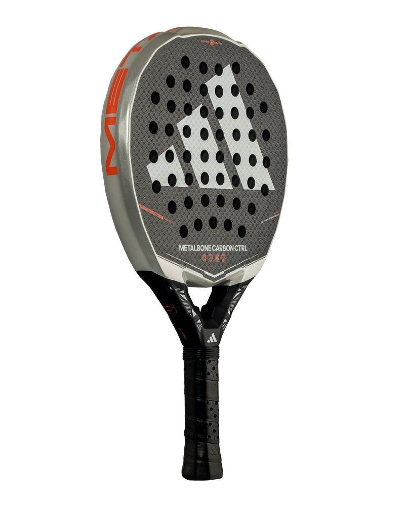 Schuin vooraanzicht Adidas Metalbone Carbon CTRL 2026 – Controle Padelracket | 6K Carbon