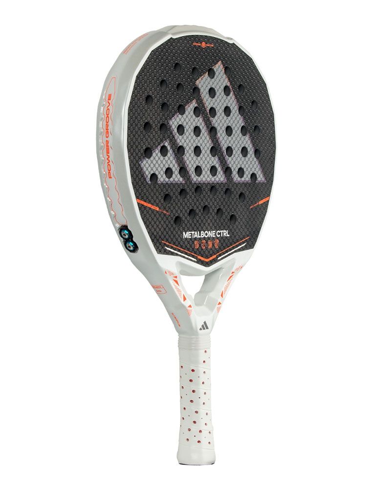 Schuin vooraanzicht Adidas Metalbone CTRL 2026: ronde pro-racket met maximaal controlegevoel, Carbon Aluminized 16K, EVA Soft Performance en verstelbaar Weight & Balance System.