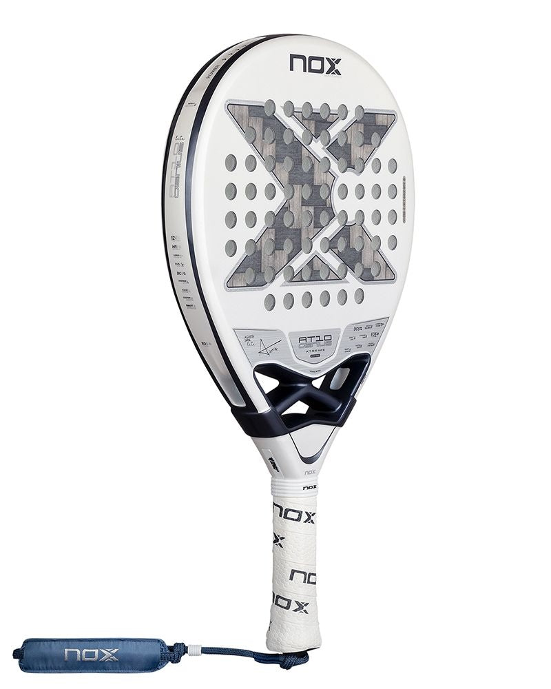 Schuin vooraanzicht Nox AT10 12K Alum Xtrem Lite 2026 – Agustín Tapia Edition. Licht padelracket met 12K Carbon Alum Xtrem en HR3 White EVA-kern voor maximale wendbaarheid en controle.